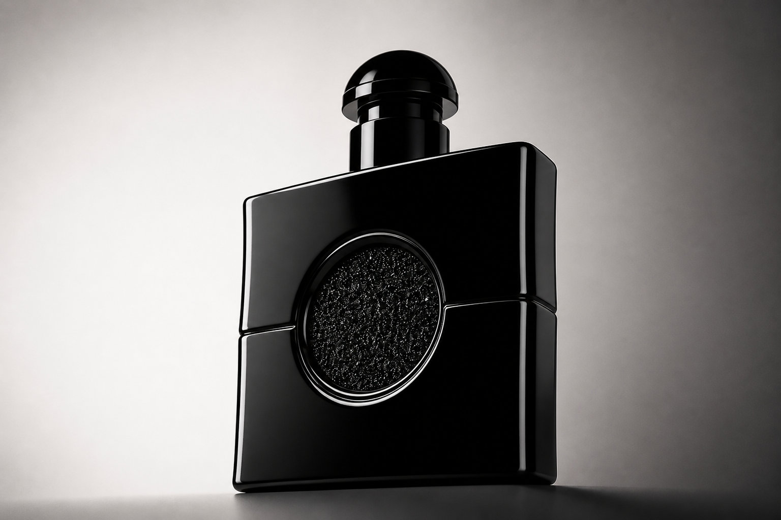 Black Opium d'Yves Saint Laurent, le magnétisme du café
