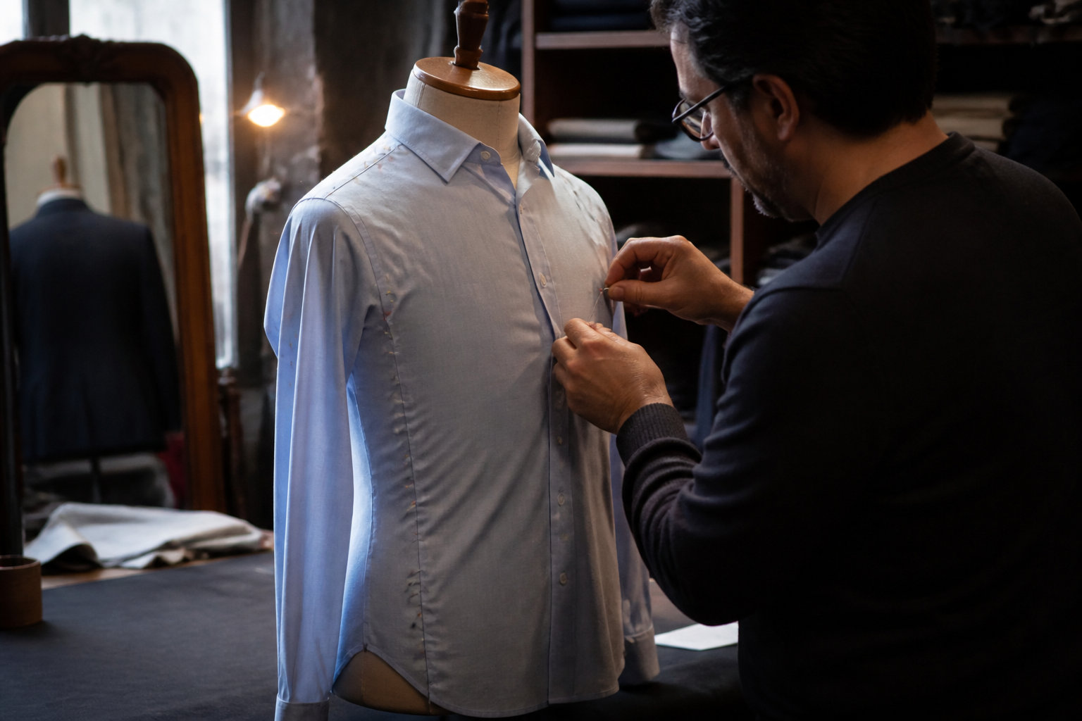 Comment transformer une chemise d'homme en top féminin ?